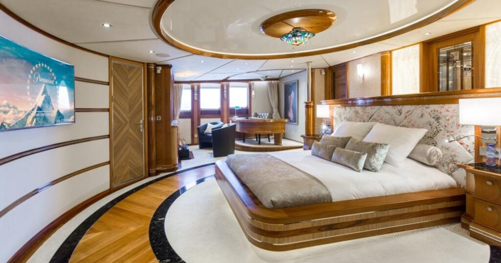 charter yacht aqua lares master cabin